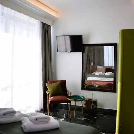 Side Ii Apartment *
