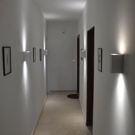 Side Ii Apartment *